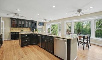 8121 BRIAR CREEK Dr, Annandale, VA 22003