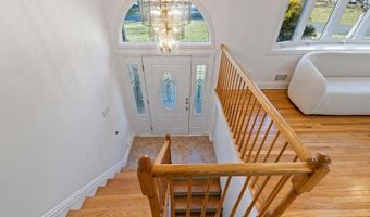 16 Edgebrook Ln, Airmont, NY 10952