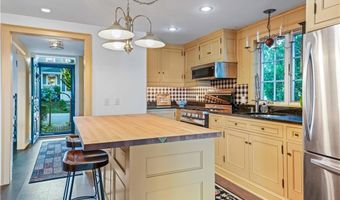 128 Eustis Ave, Newport, RI 02840