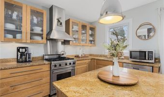 5 Conrad Ct, Newport, RI 02840