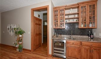 679 Deep Woods Dr, Aurora, OH 44202