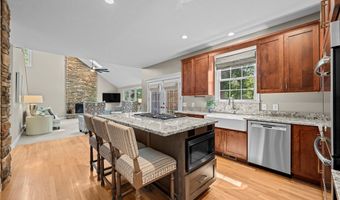 215 Beaumont Trl, Aurora, OH 44202