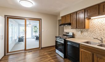 1942 Trail Ridge St, Arlington Heights, IL 60004
