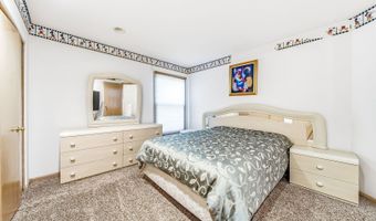 275 Farmhill Dr, Algonquin, IL 60102