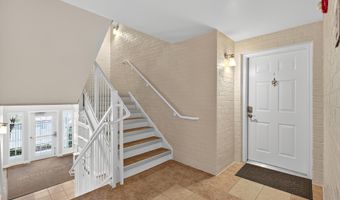 4163 S FOUR MILE RUN Dr 301, Arlington, VA 22204