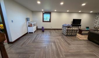 1524 Beechwood Dr, Aurora, NE 68818