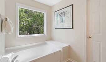 305 BUCKINGHAM Dr, Algonquin, IL 60102