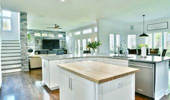 460 Club Dr, Aurora, OH 44202