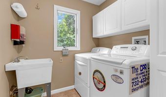156 Magnolia Ln, Middletown, NJ 07748