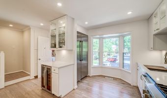 8 CARRIAGE HOUSE Cir, Alexandria, VA 22304