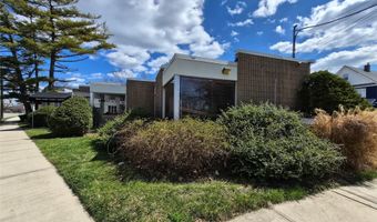 121 W Oak St, Amityville, NY 11701