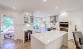 8 CARRIAGE HOUSE Cir, Alexandria, VA 22304