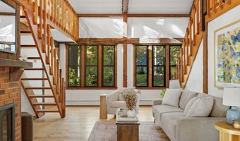 4 Lantern Ln, Bedford, MA 01730
