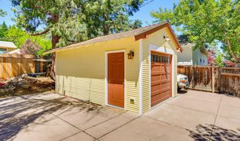 307 N Main St, Ashland, OR 97520