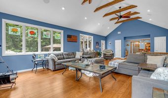 156 Magnolia Ln, Middletown, NJ 07748