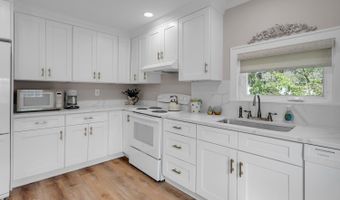324 E End Ave, Belford, NJ 07718