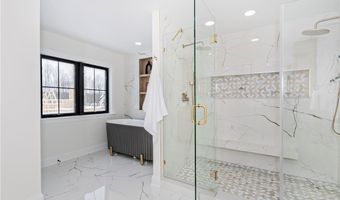 690 Club Dr W, Aurora, OH 44202