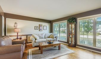 1967 N Woodland Ln, Arlington Heights, IL 60004