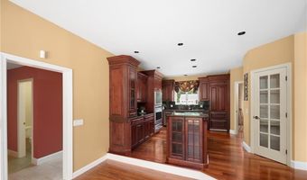 40 Alpine Estates Dr, Cranston, RI 02921