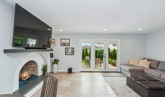 18 W Appletree Ln, Arlington Heights, IL 60004