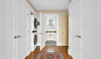 4 Van Zandt Ave, Newport, RI 02840