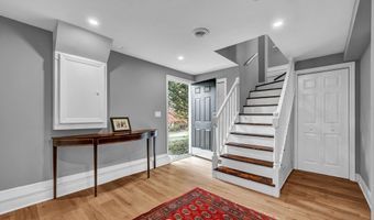 8 Lakeview Rd, Brookfield, CT 06804