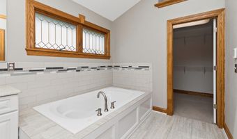 718 NE Brook Haven Dr, Ankeny, IA 50021