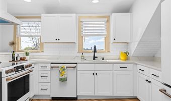 18 Barney St 3, Newport, RI 02840