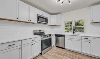 49 Old Middle Rd, Brookfield, CT 06804