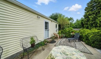 29 Park Ave, Belford, NJ 07718