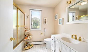264 Boston Neck Rd, Narragansett, RI 02882
