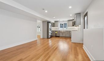 14 Redwood St, Bergenfield, NJ 07621