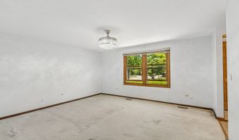 3051 N Huntington Dr, Arlington Heights, IL 60004