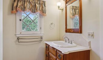 914 Ash St, Baraboo, WI 53913