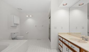 1 E Hayestown Rd 33, Danbury, CT 06811