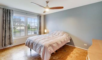 2819 N Kennicott Ave, Arlington Heights, IL 60004