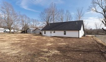 305 Crescent St, Aurora, MO 65605