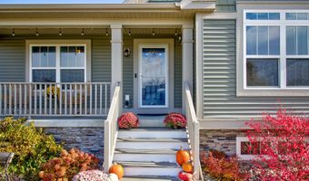 10902 Woodedge Dr, Allendale, MI 49401