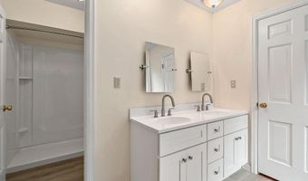 1909 N NICHOLAS St, Appleton, WI 54914