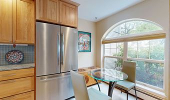 28 Northshore Dr, Burlington, VT 05408