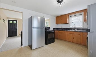 29 Rosedale Dr, Bristol, RI 02809