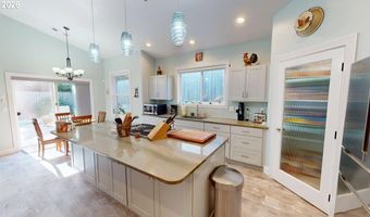 917 5 7TH St, Brookings, OR 97415