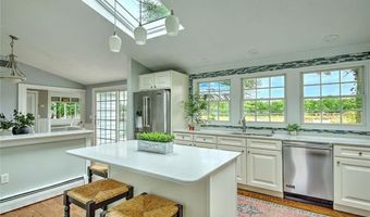 33 Meadowbrook Dr, Barrington, RI 02806