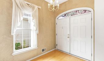 16 Greenways Ln, Lakewood, NJ 08701