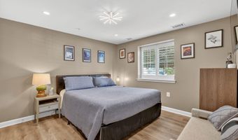 4113 S FOUR MILE RUN Dr 102, Arlington, VA 22204