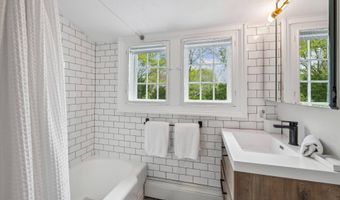 84 Indian Wells Hwy, Amagansett, NY 11930