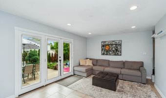 18 W Appletree Ln, Arlington Heights, IL 60004