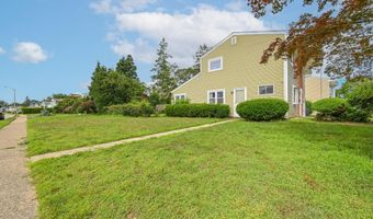 20 Sunshine Ln, Amityville, NY 11701
