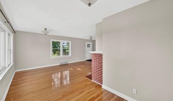 105 N Elm St, Ballwin, MO 63011