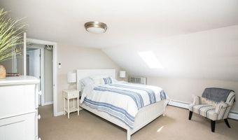45 Holland St, Newport, RI 02840